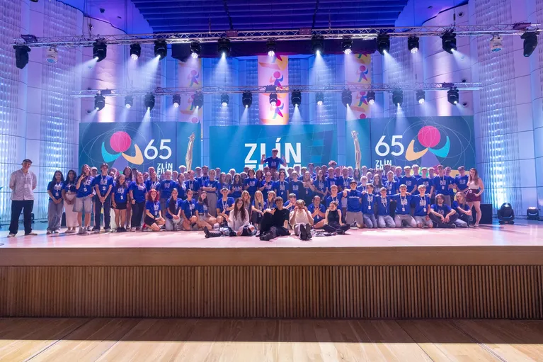 Thank you to all the volunteers! Festival Young Stars came to have dinner with them