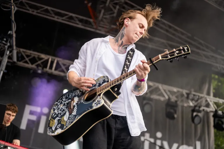 Byl to nářez. Publikum strhl punkrock Drahokoupila a zpěvačka s růžovou hřívou