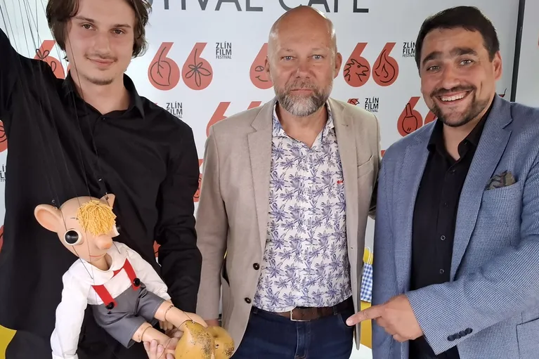 PATRIOTi v pohybu rozjeli show. Kvasnička hlásil zprávy s Hurvínkem