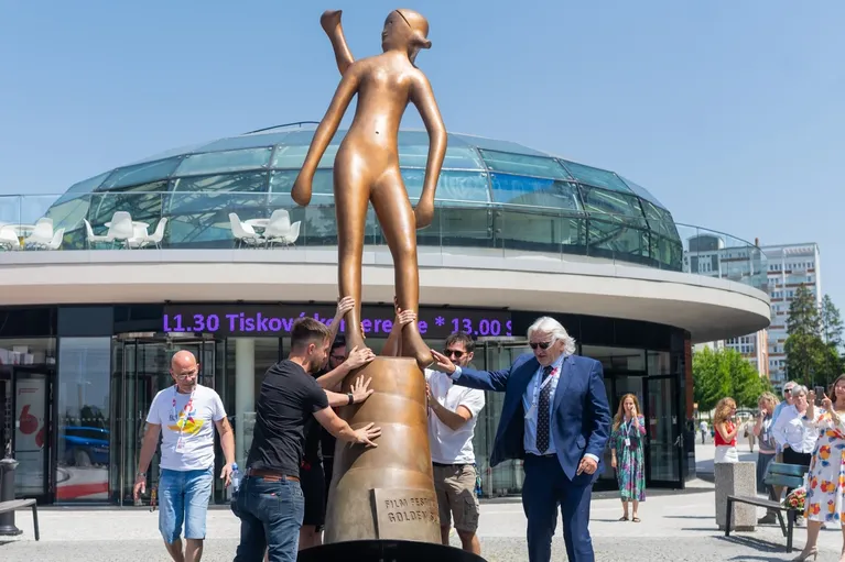 Zlatý střevíček už zdobí prostranství u kongresáku. Festivalová jízda může začít!