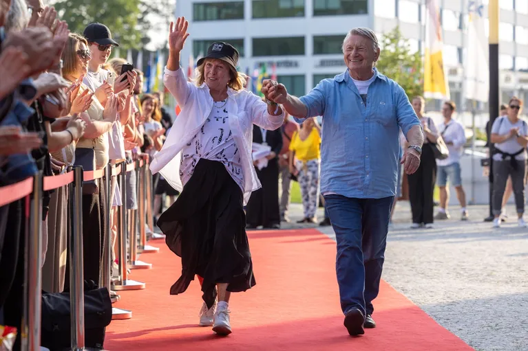 Ikonický červený koberec zářil podvečerním sluncem i festivalovými hvězdami 